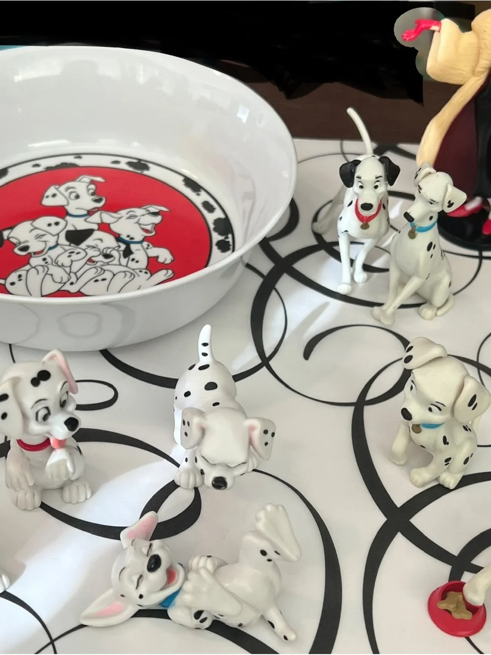 Disney 101 Dalmatians figures lot of 9 + Bowl